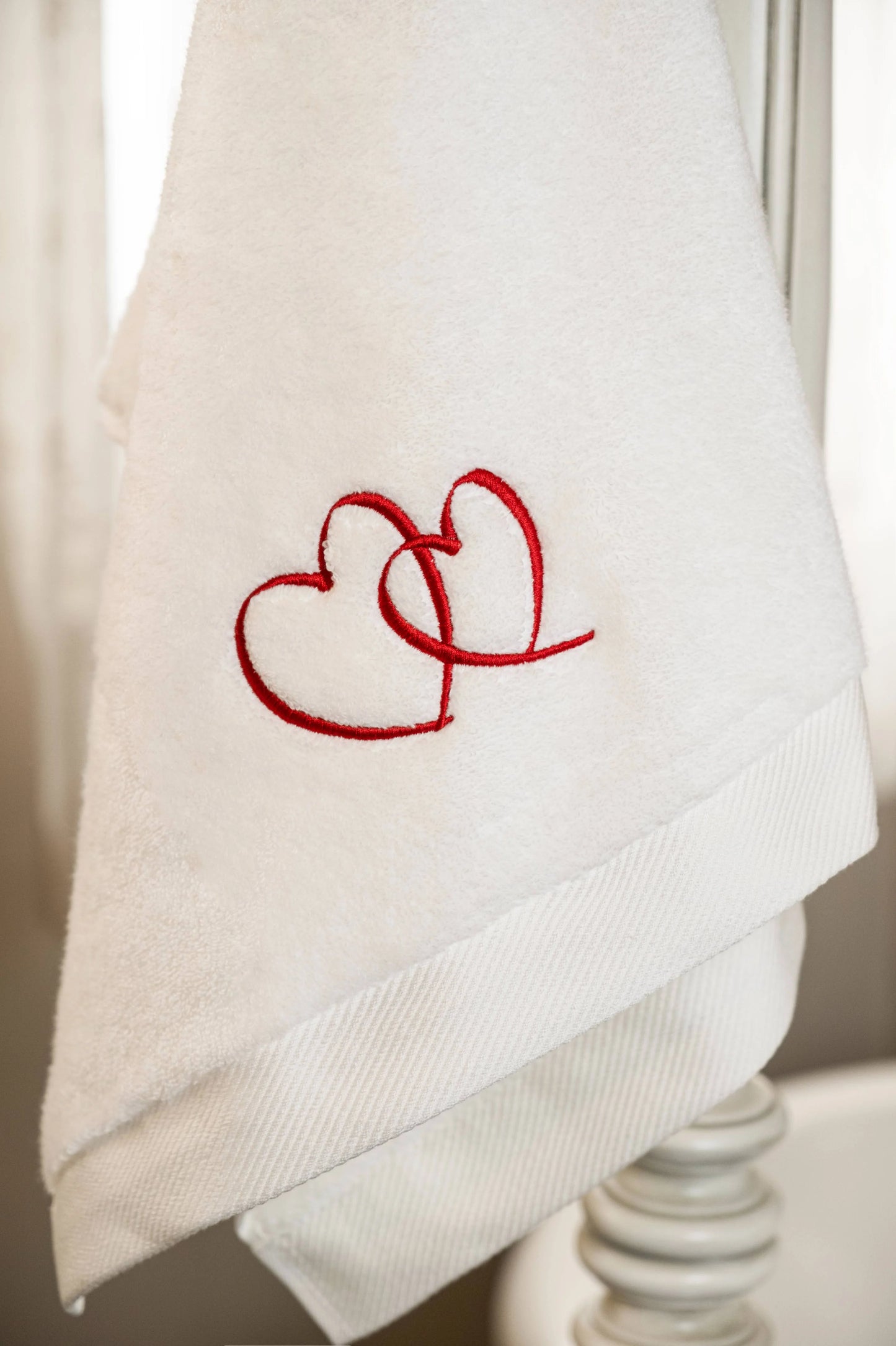 Serviette pour le visage brodée de cœurs