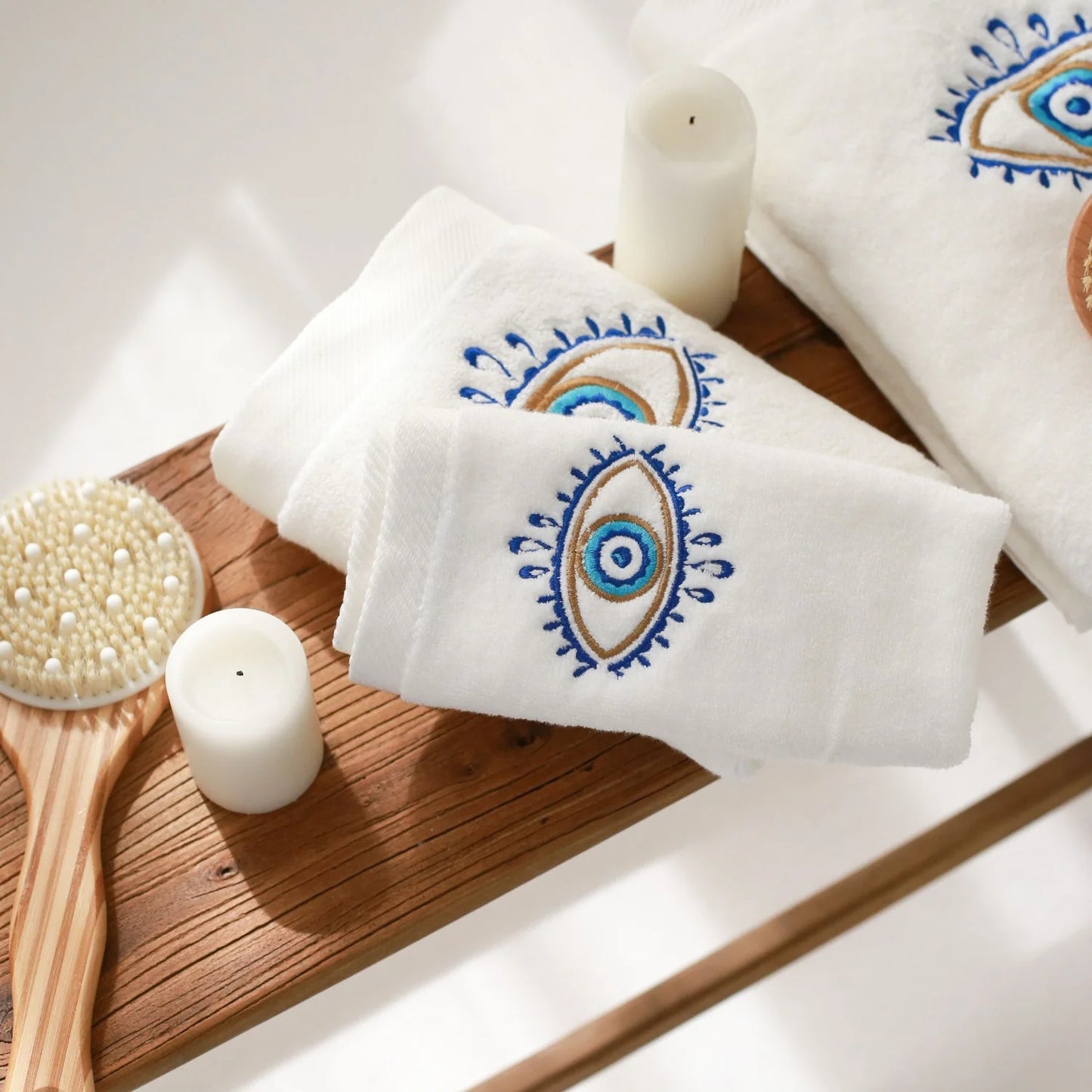 Serviette à main brodée yeux