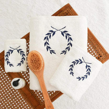 Serviette pour le visage brodée de pétales bleu marine