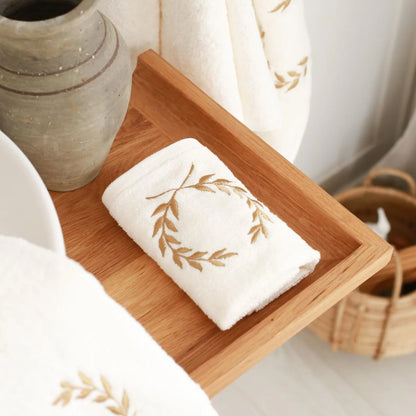 Serviette de toilette brodée de pétales d'or