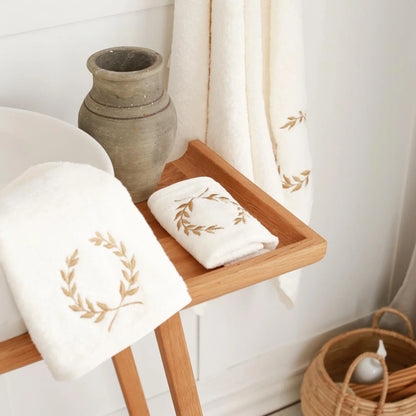 Serviette de toilette brodée de pétales d'or