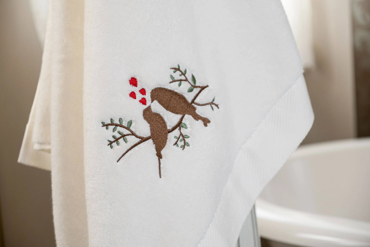 Serviette pour le visage brodée tourtereaux