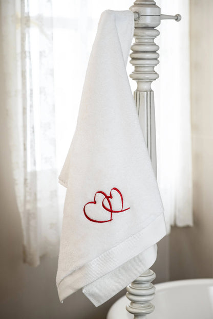 Serviette pour le visage brodée de cœurs