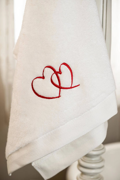 Serviette pour le visage brodée de cœurs