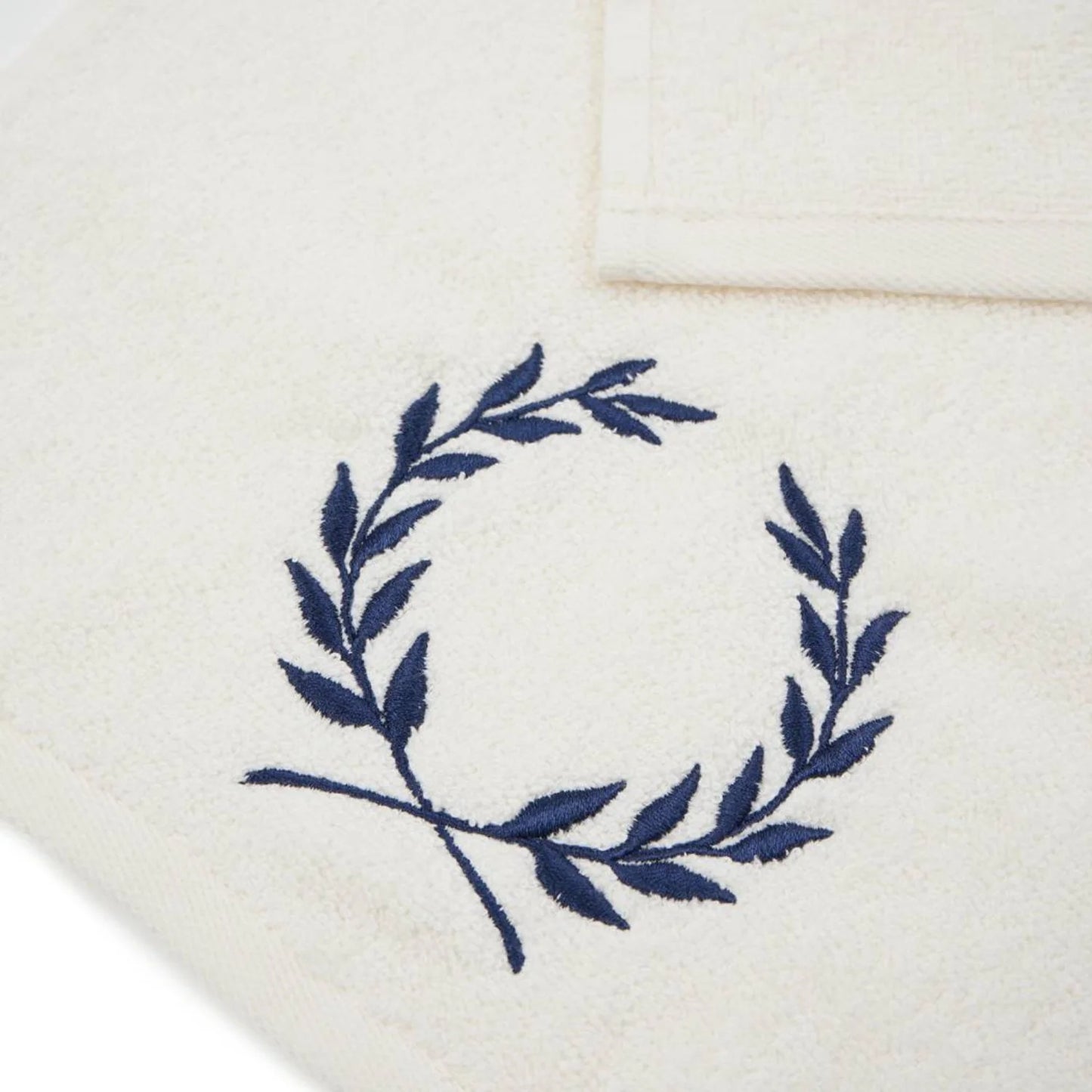Serviette pour le visage brodée de pétales bleu marine