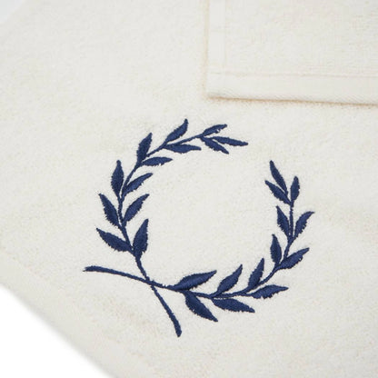 Serviette pour le visage brodée de pétales bleu marine