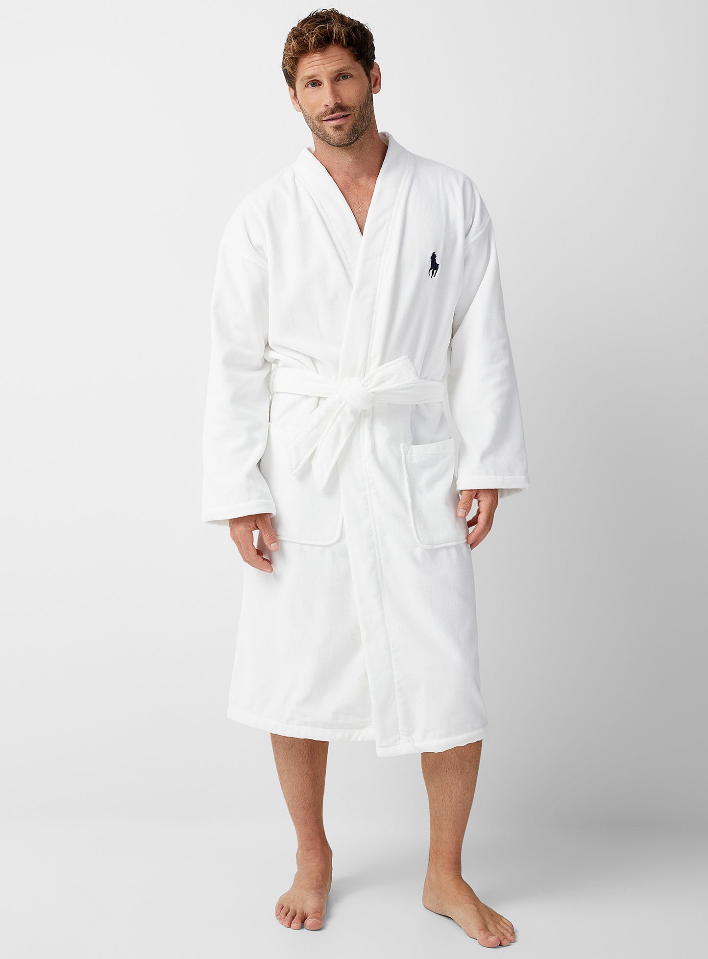 Peignoir en coton naturel Brodo – Légèreté et chaleur pour une sensation cocooning.
