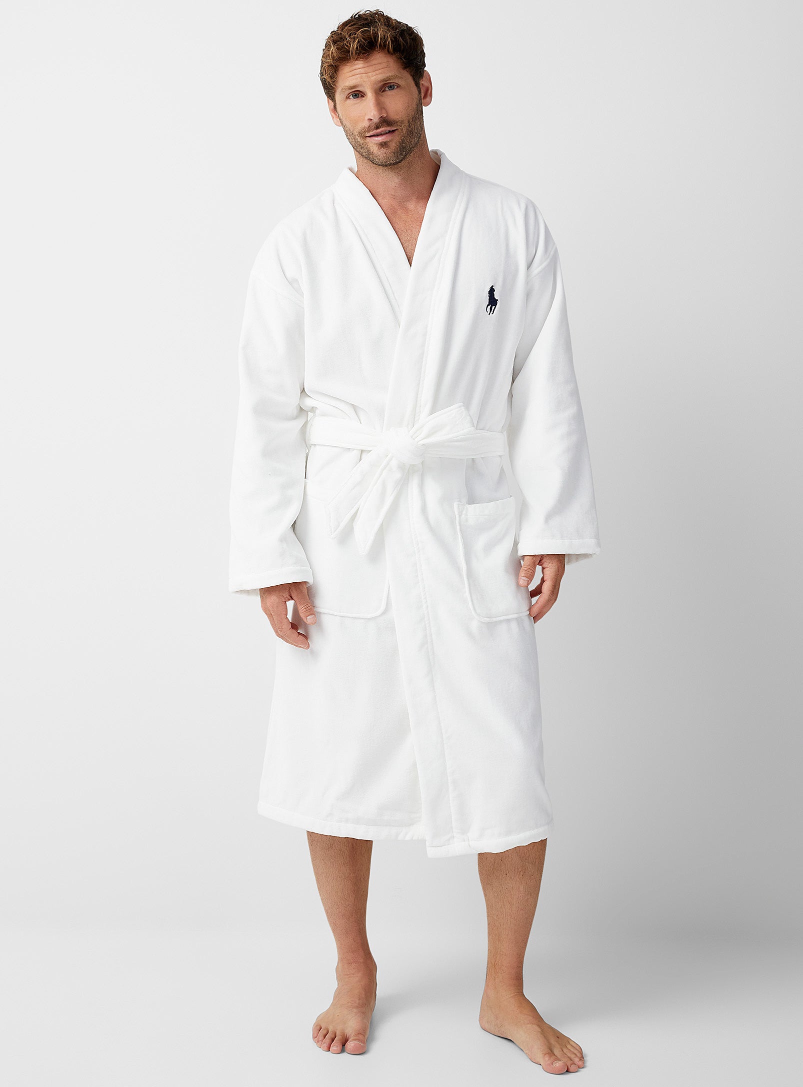 Peignoir en coton naturel Brodo – Légèreté et chaleur pour une sensation cocooning.
