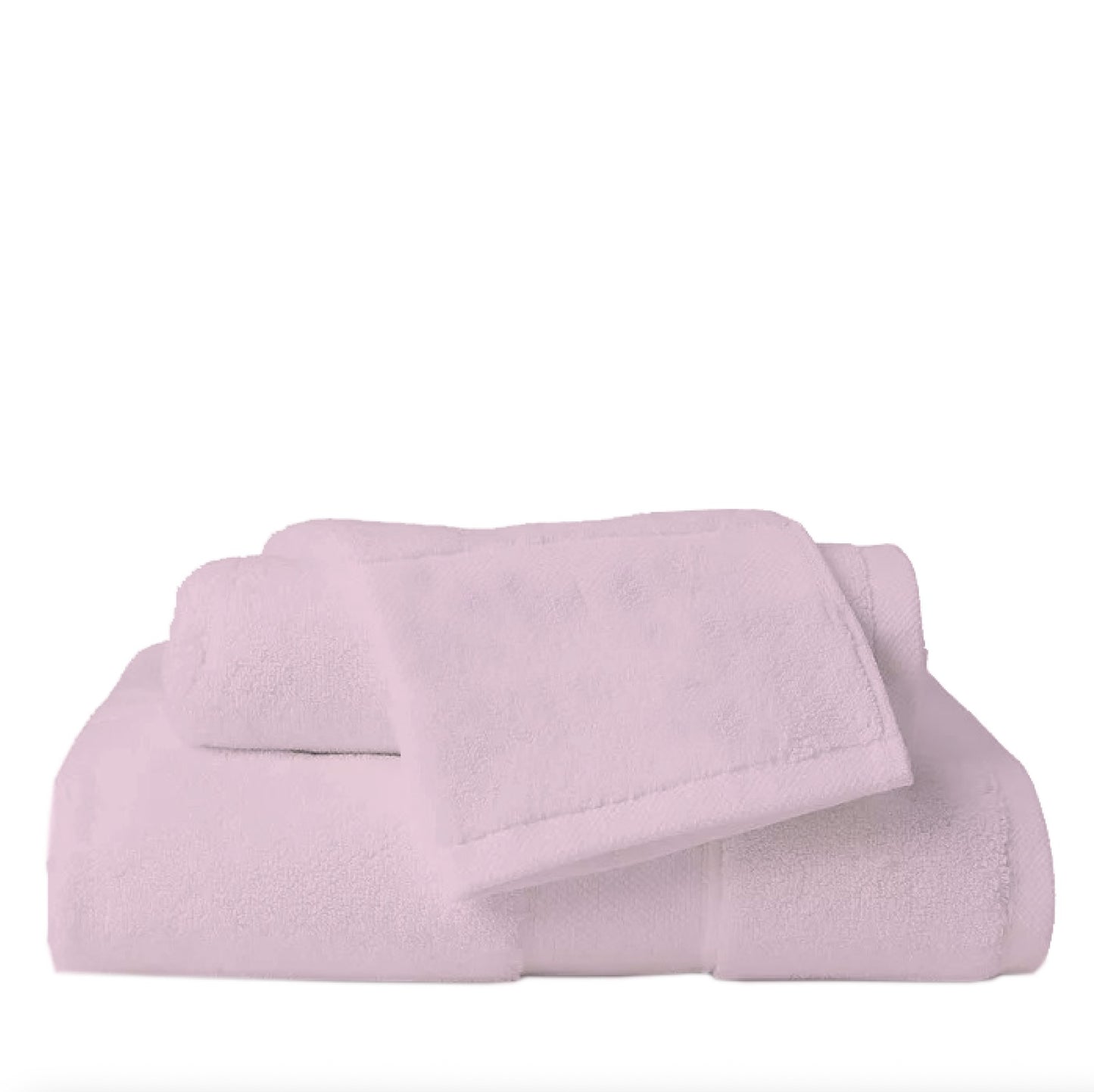 Serviette Brodo drapée sur une chaise en bois, soulignant son épaisseur et sa douceur.
