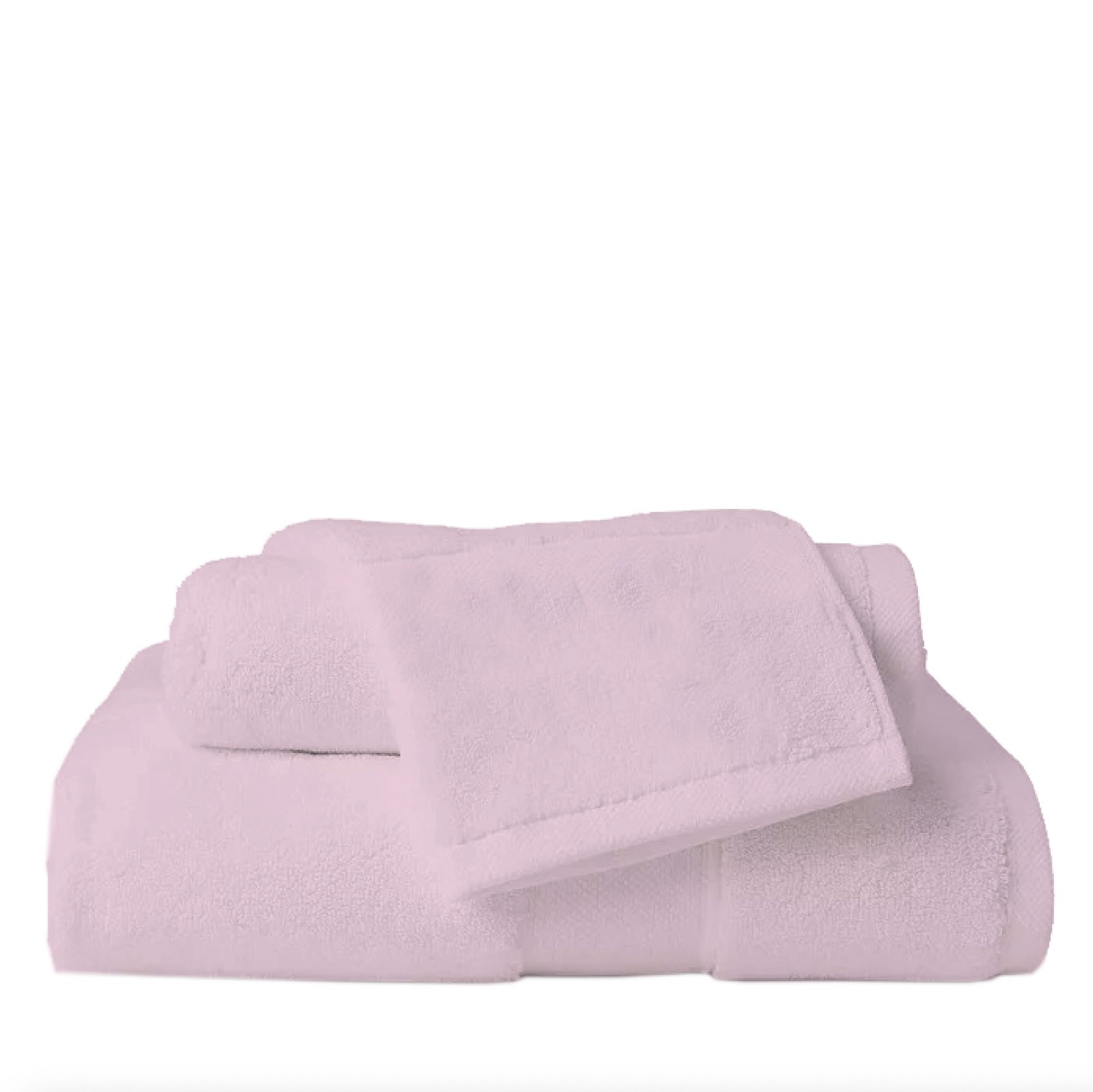 Serviette Brodo drapée sur une chaise en bois, soulignant son épaisseur et sa douceur.

