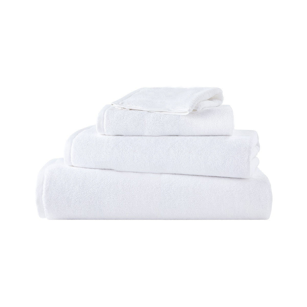 Serviette Brodo en coton moelleux soigneusement pliée sur une étagère de salle de bain élégante.
