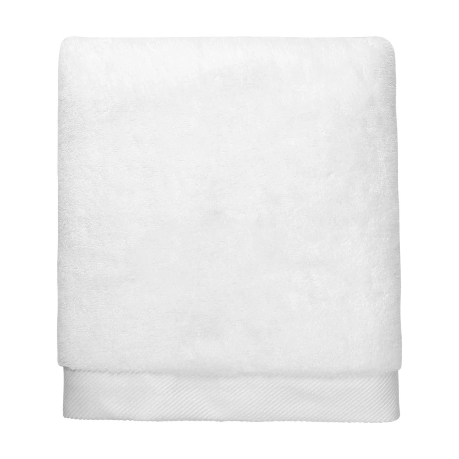 Serviette Brodo en coton moelleux soigneusement pliée sur une étagère de salle de bain élégante.
